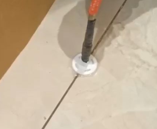 浦城瓷砖空鼓维修公司专业解答瓷砖在铺贴过程中，如果没有涂抹均匀到位的粘结材料（如水泥砂浆或瓷砖胶），可能会导致以下问题